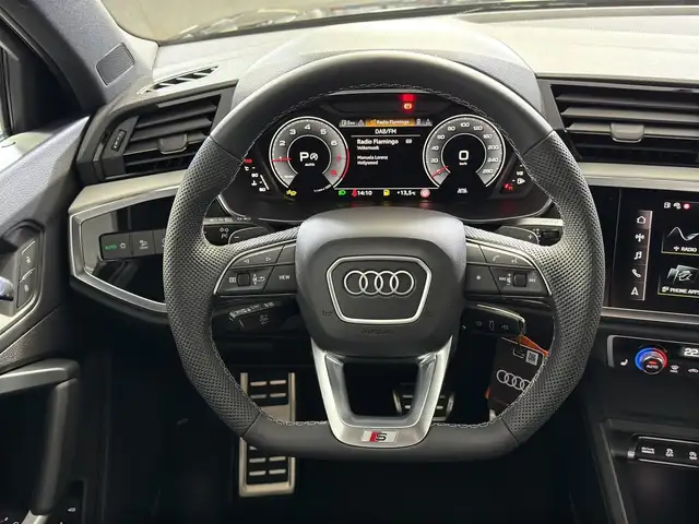Audi Q3 view 8