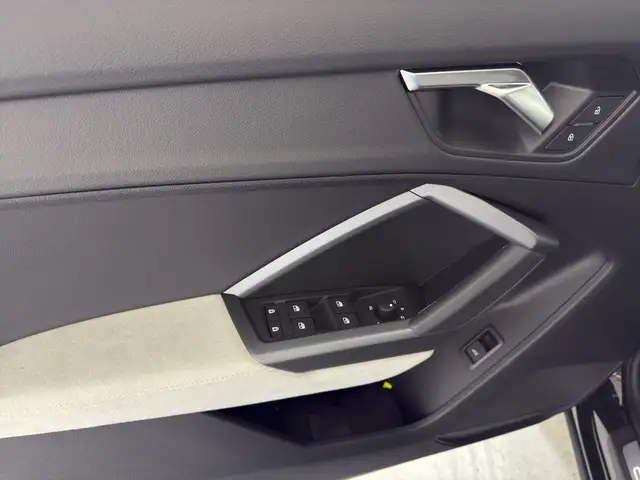 Audi Q3 view 13