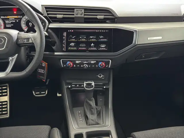 Audi Q3 view 10