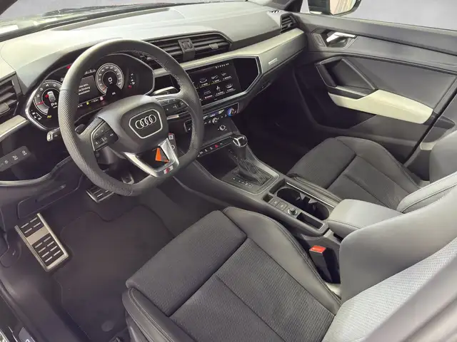 Audi Q3 view 6