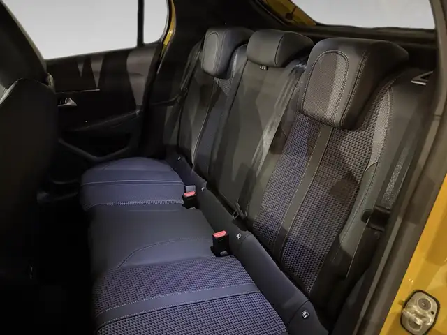 Peugeot 208 view 11