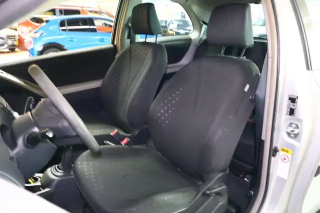 Toyota Yaris view 12