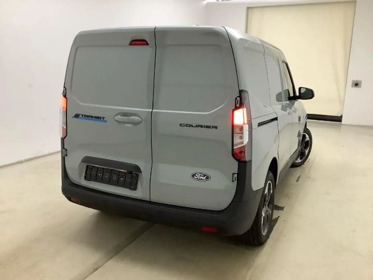 Ford Transit Courier BEV Limited Grau - 2