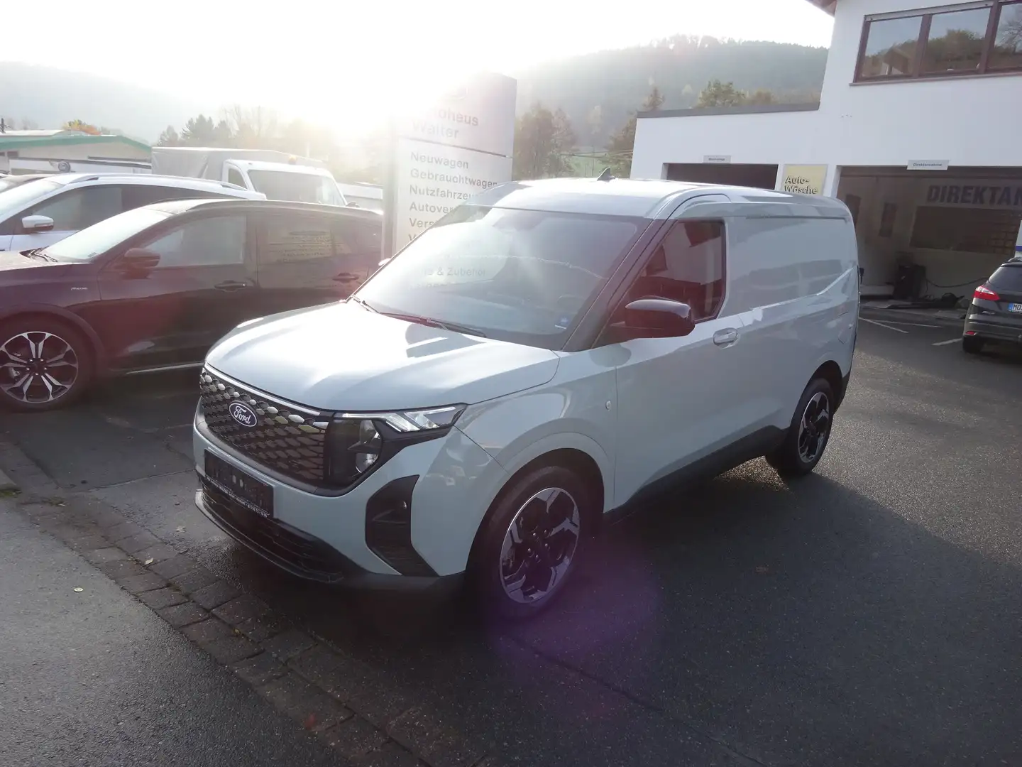 Ford Transit Courier BEV Limited Grau - 1