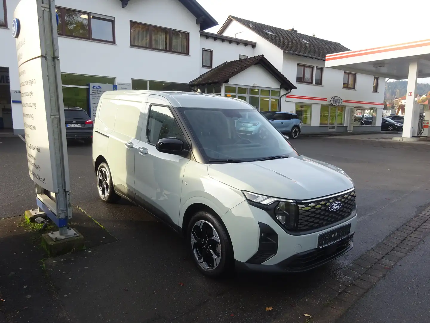 Ford Transit Courier BEV Limited Grau - 2