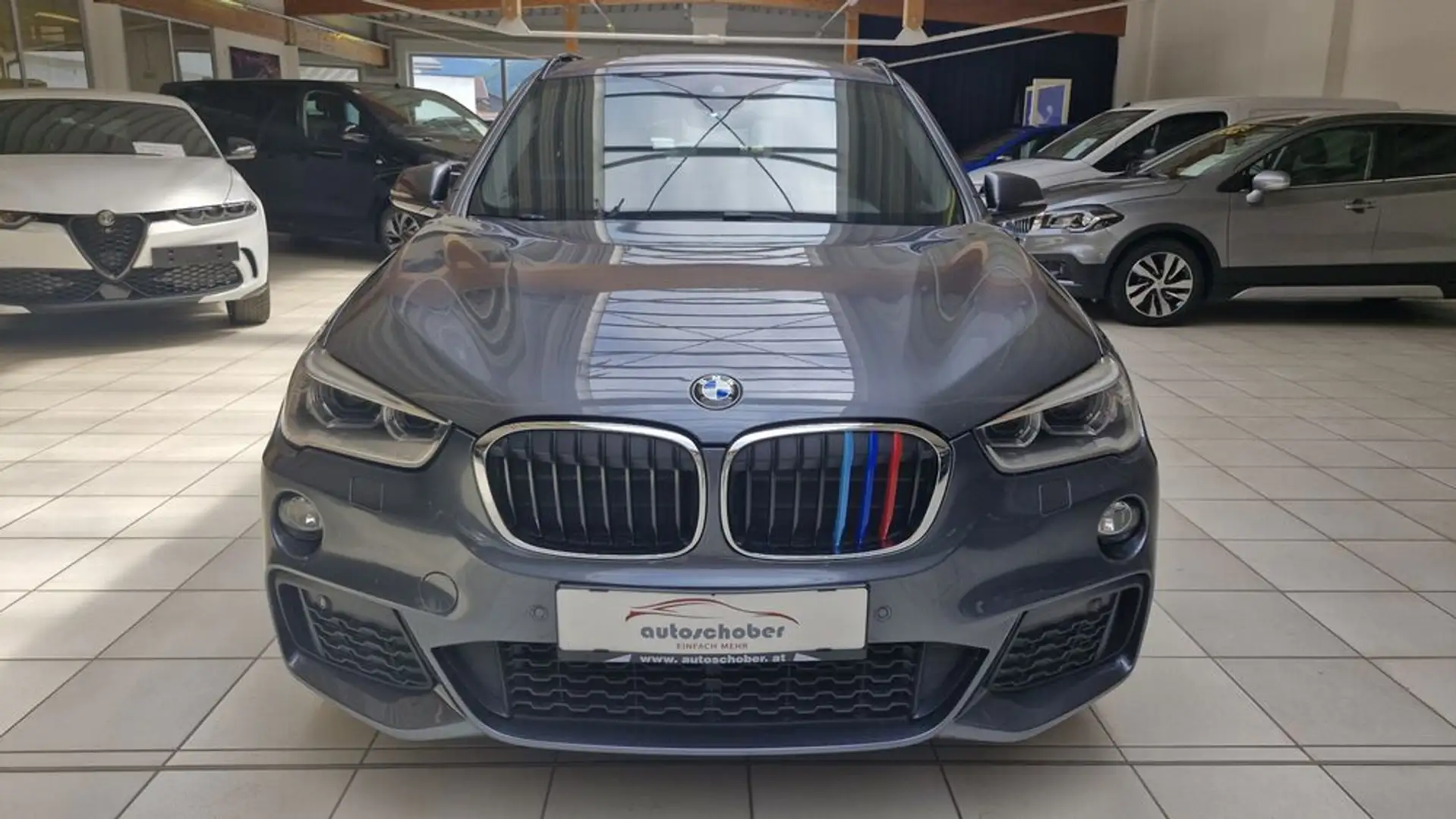 BMW X1 xDrive18d M Sport Grau - 2