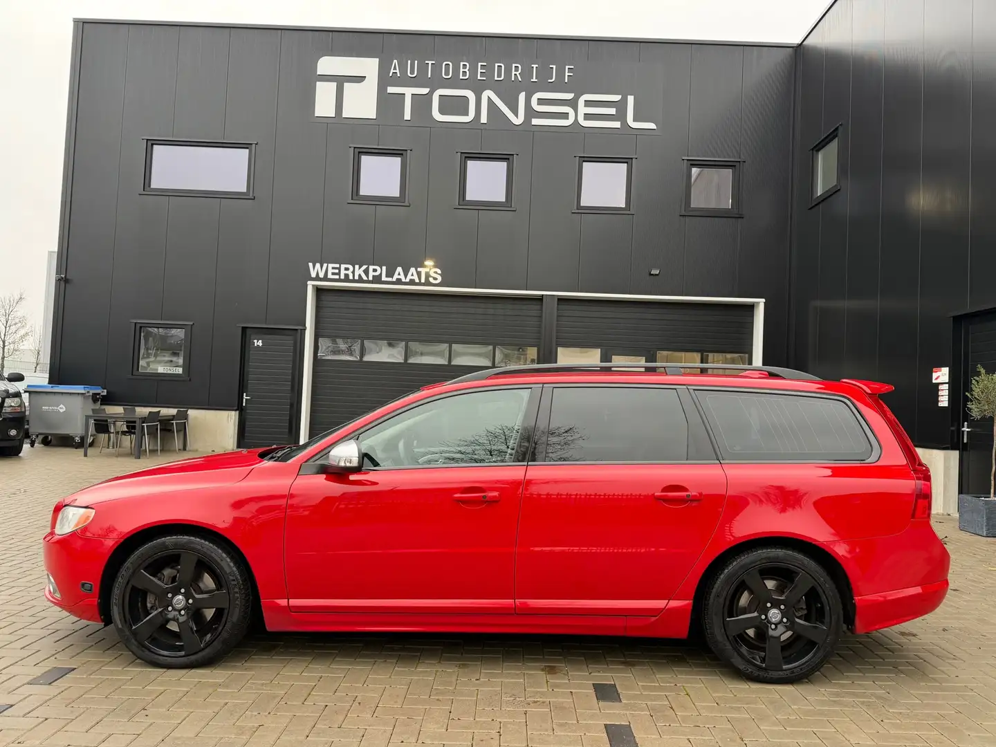 Volvo V70 2.5T 231PK R-Design / Trekhaak / Xenon / Leder / P Rosso - 2