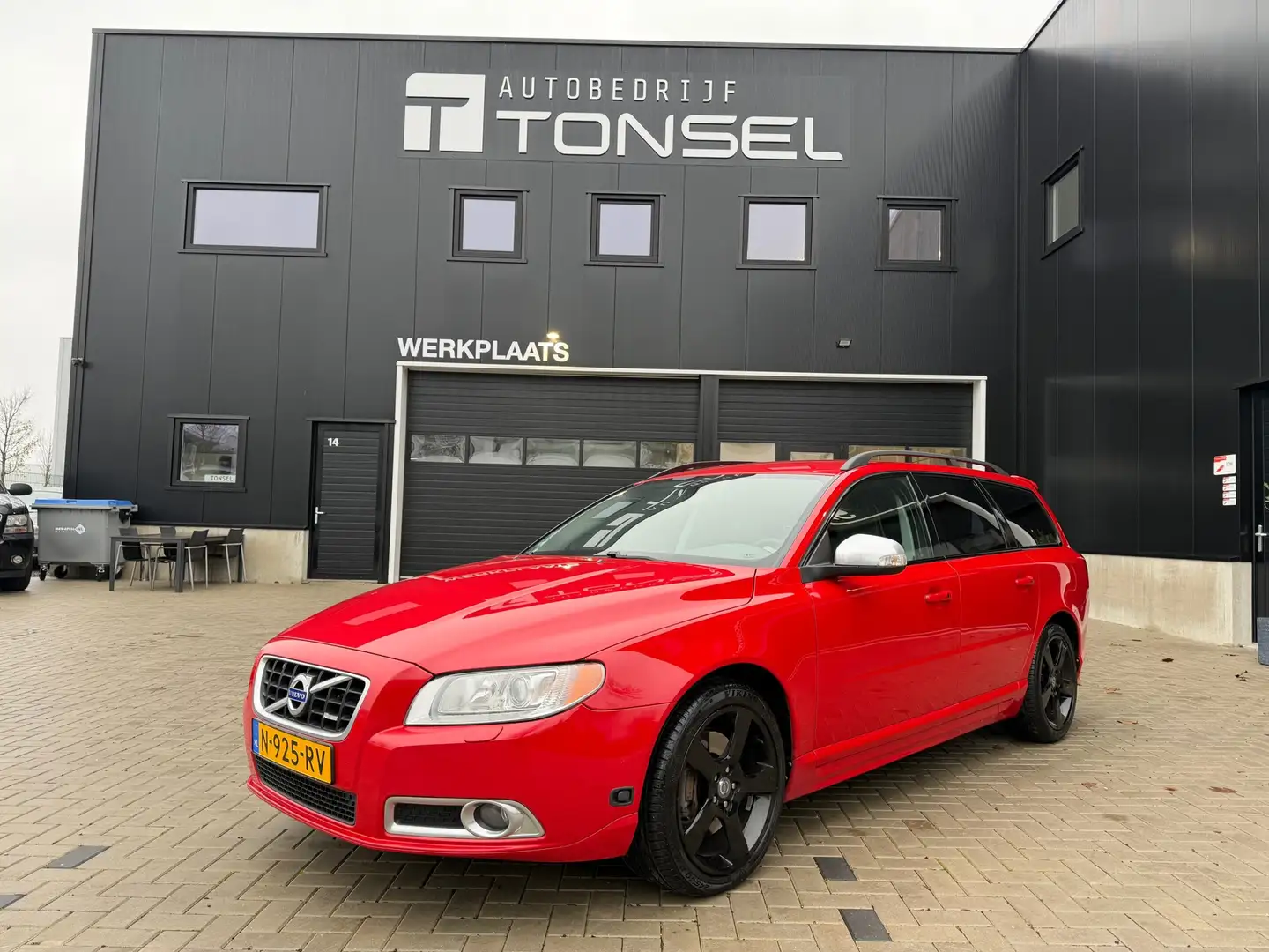 Volvo V70 2.5T 231PK R-Design / Trekhaak / Xenon / Leder / P Rosso - 1