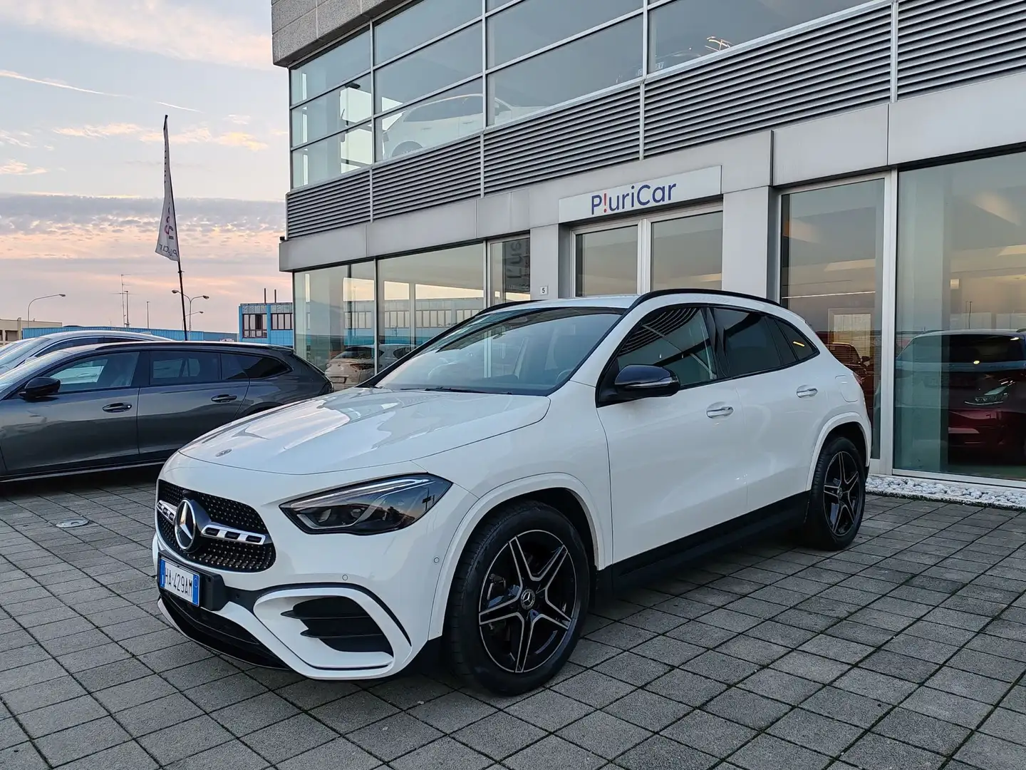 Mercedes-Benz GLA 200 d Auto 4Matic AMGLine Premium FariLED Cerchi19 Weiß - 1