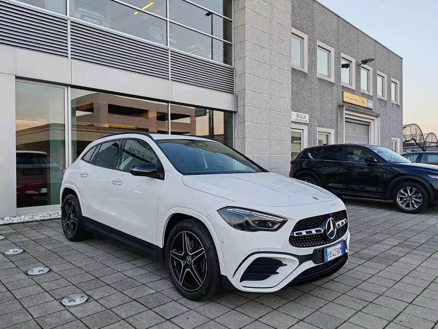 Mercedes-Benz GLA 200 d Auto 4Matic AMGLine Premium FariLED Cerchi19 Weiß - 2