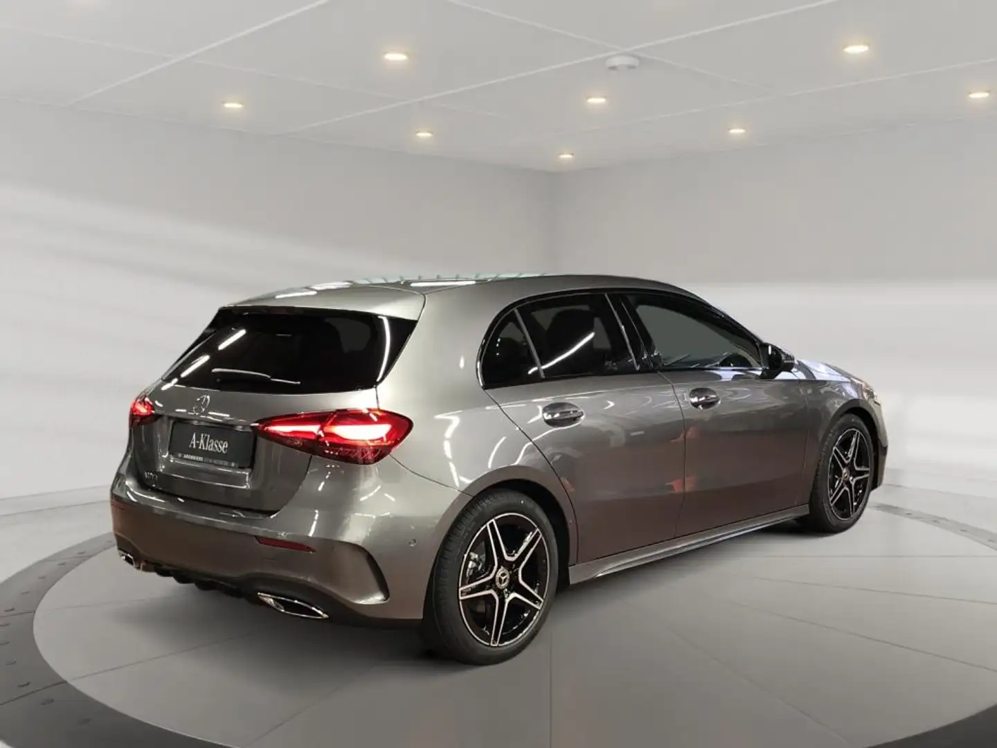 Mercedes-Benz A 180 +MBUX+Wide+AMG+Cam+SpurW+S-Sitz+W-Paket+LM Grau - 2