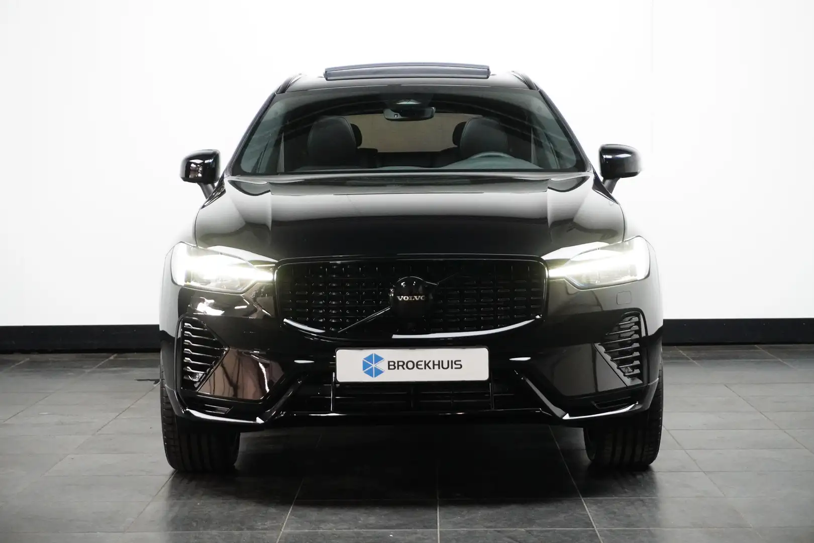 Volvo XC60 T6 AWD Plus Black Edition | Achterbank verwarmd | Zwart - 2