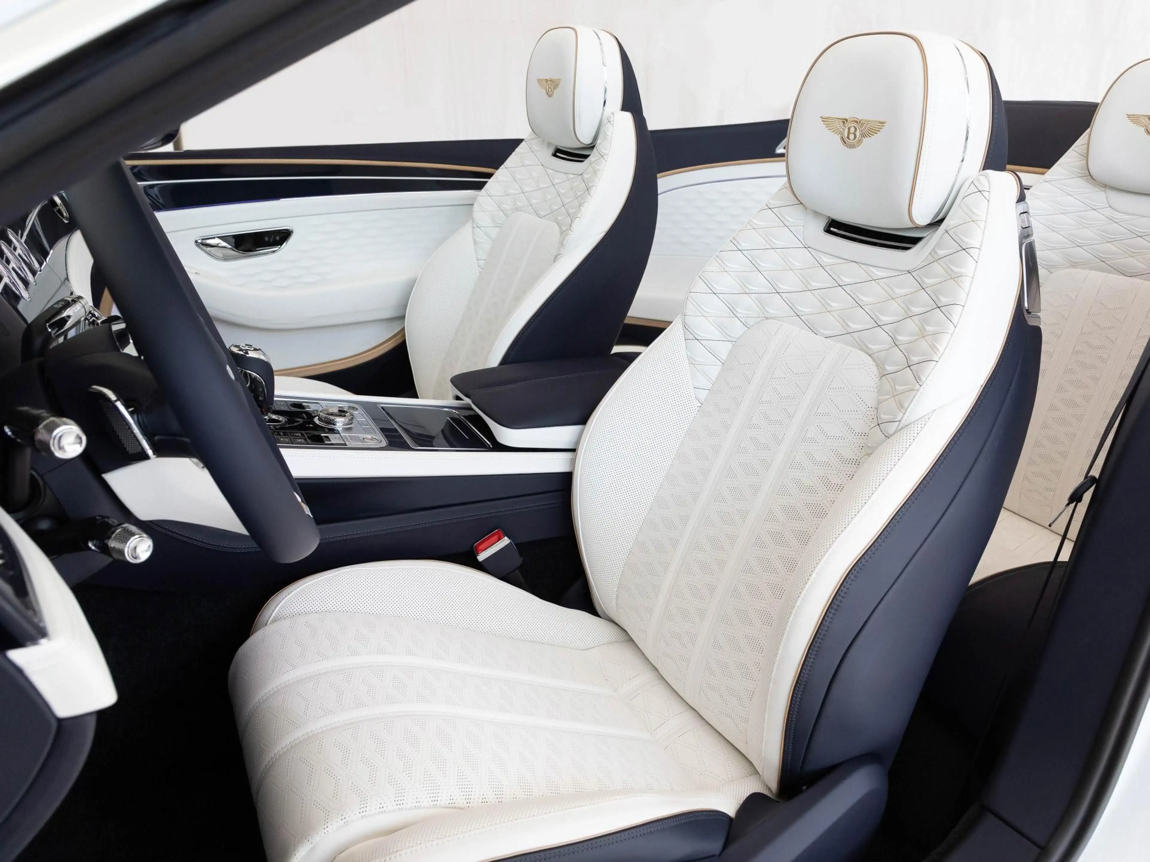 Bentley Continental GTC Mulliner (MY26) — photo 11