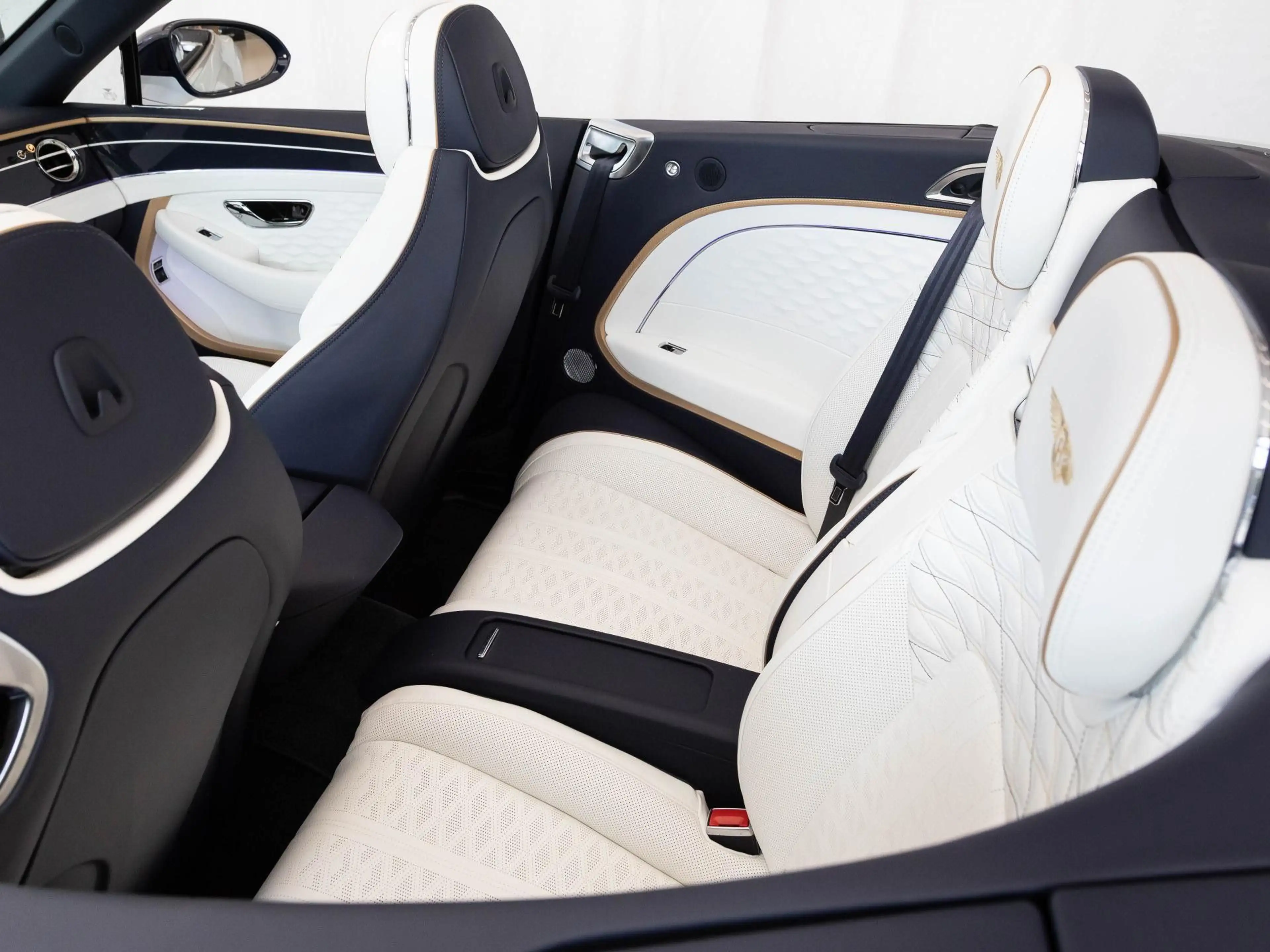 Bentley Continental GTC Mulliner (MY26) — photo 10