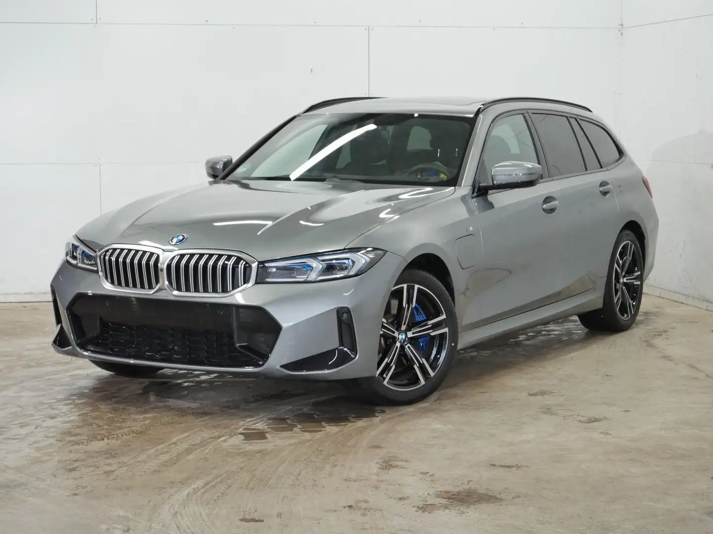 BMW 330 e Touring xDrive M Sport PANO AHK HiFi FL2 Grau - 2