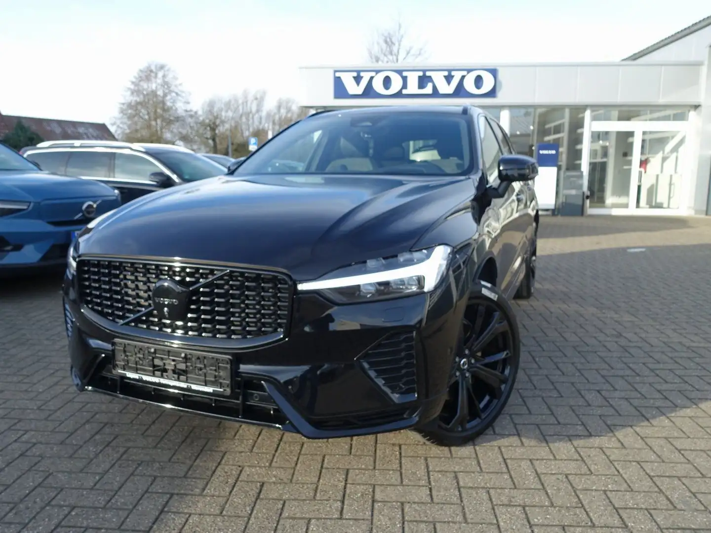 Volvo XC60 Black Edition Ultra, T6 AWD/Pano/B&W/360° Schwarz - 1