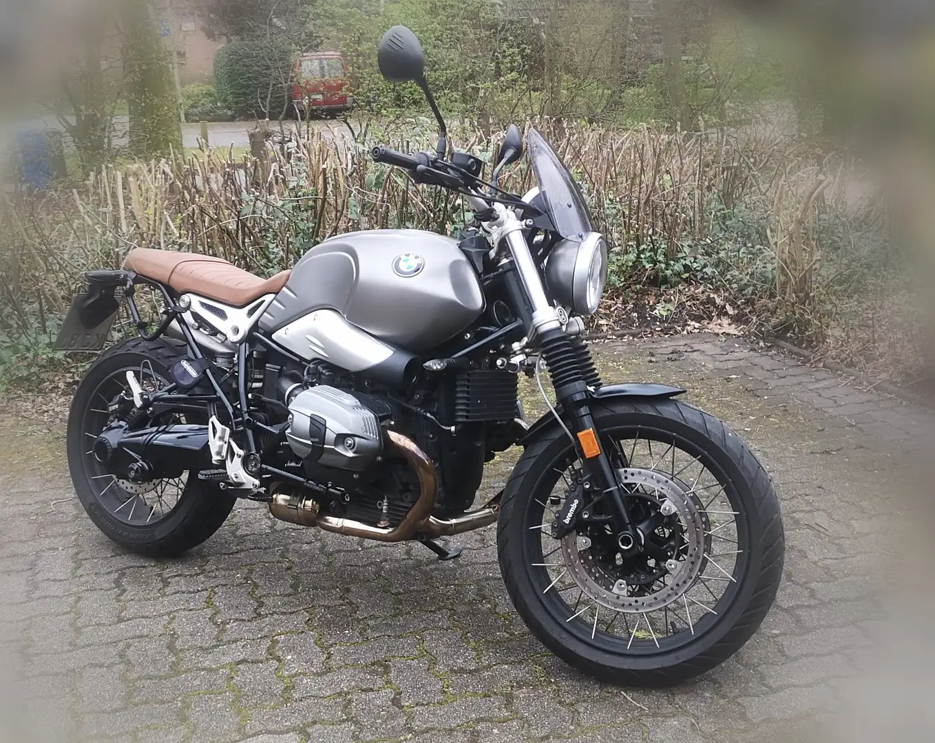 BMW R nineT Scrambler siva - 1