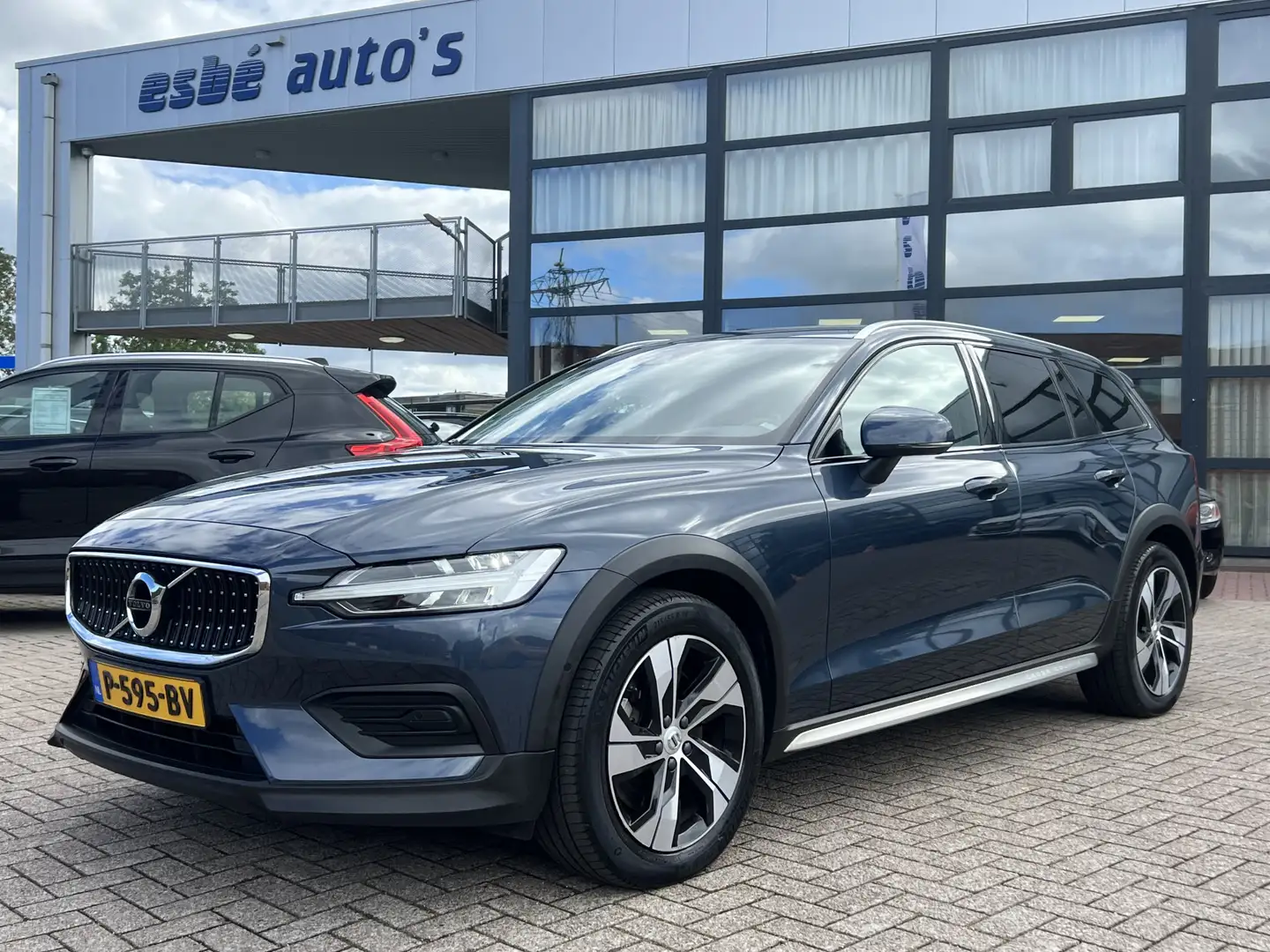 Volvo V60 Cross Country 2.0 B5 AWD PRO Trekhaak Pilot Assist ACC Leder Ele Blauw - 1