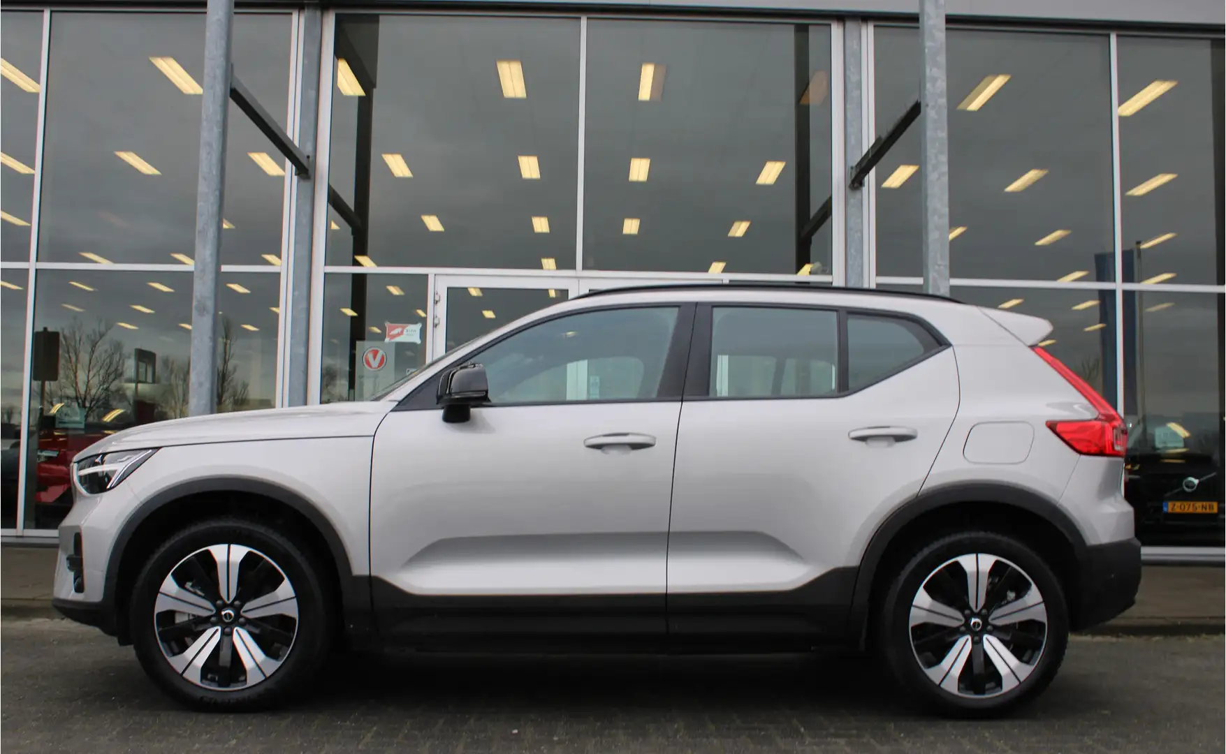 Volvo XC40 Recharge Essential 70 kWh | PDC + Camera | Draadlo Gris - 2