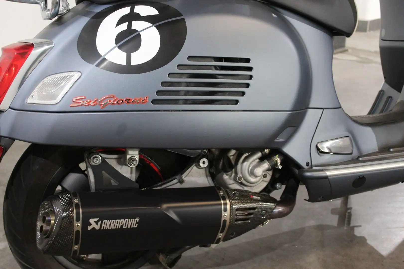 Vespa Sei Giorni II Edition 300 Akrapovic Grigio - 2
