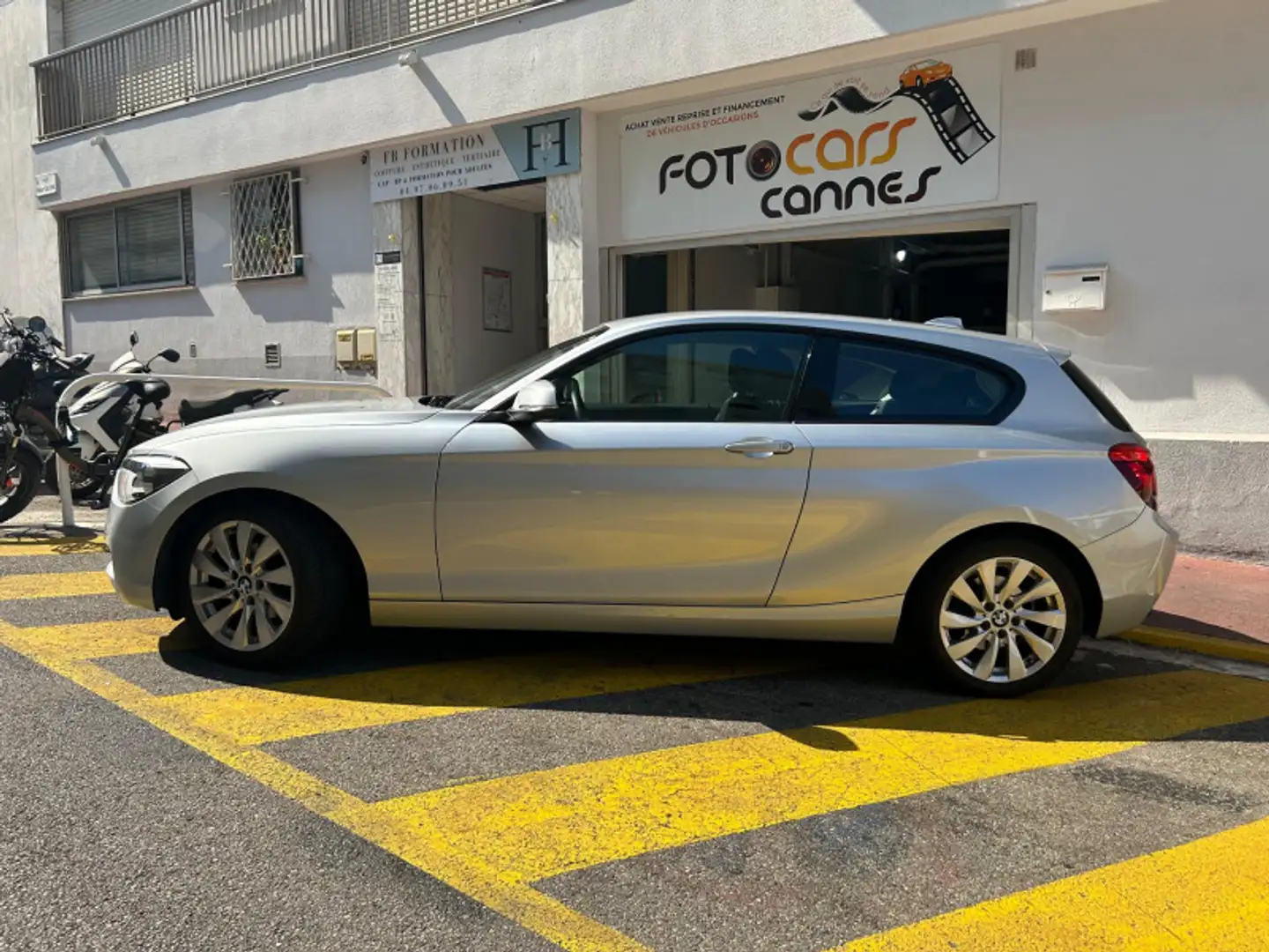 BMW 114 (F21/F20) 114I 102CH LOUNGE 3P Gris - 2
