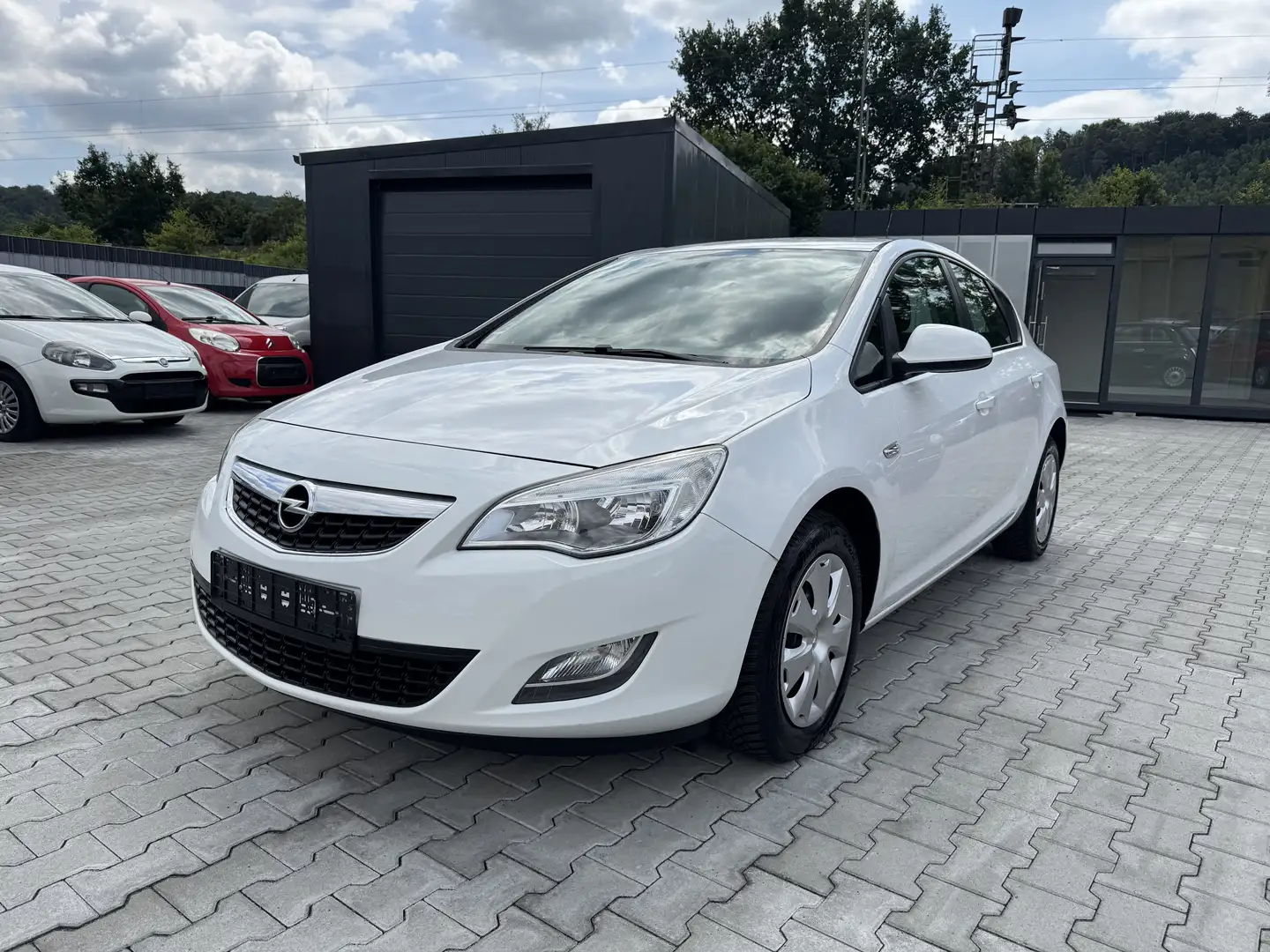 Opel Astra J Lim. 1,4 16V  Design Edition / Klima Weiß - 1