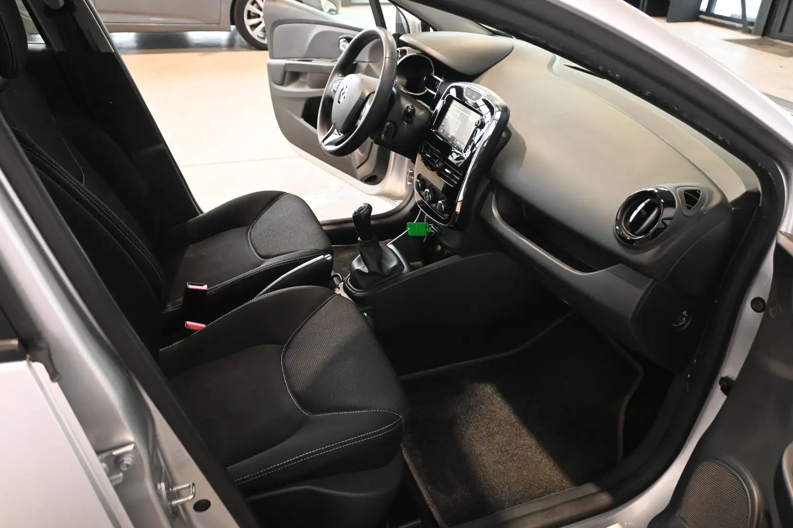 Renault Clio 0.9 TCe Expression Airco Cruise control Navigatie Grijs - 2