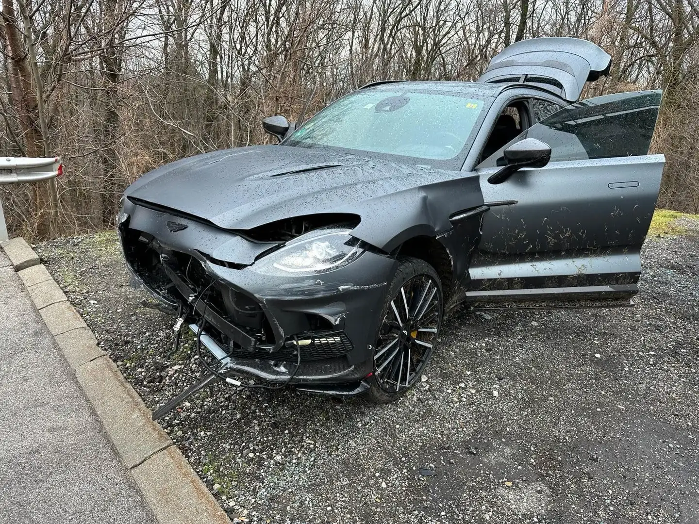 Aston Martin DBX 707 4.0 V8*CARBON PACKET*KERAMIK*B&W*360* Grau - 1