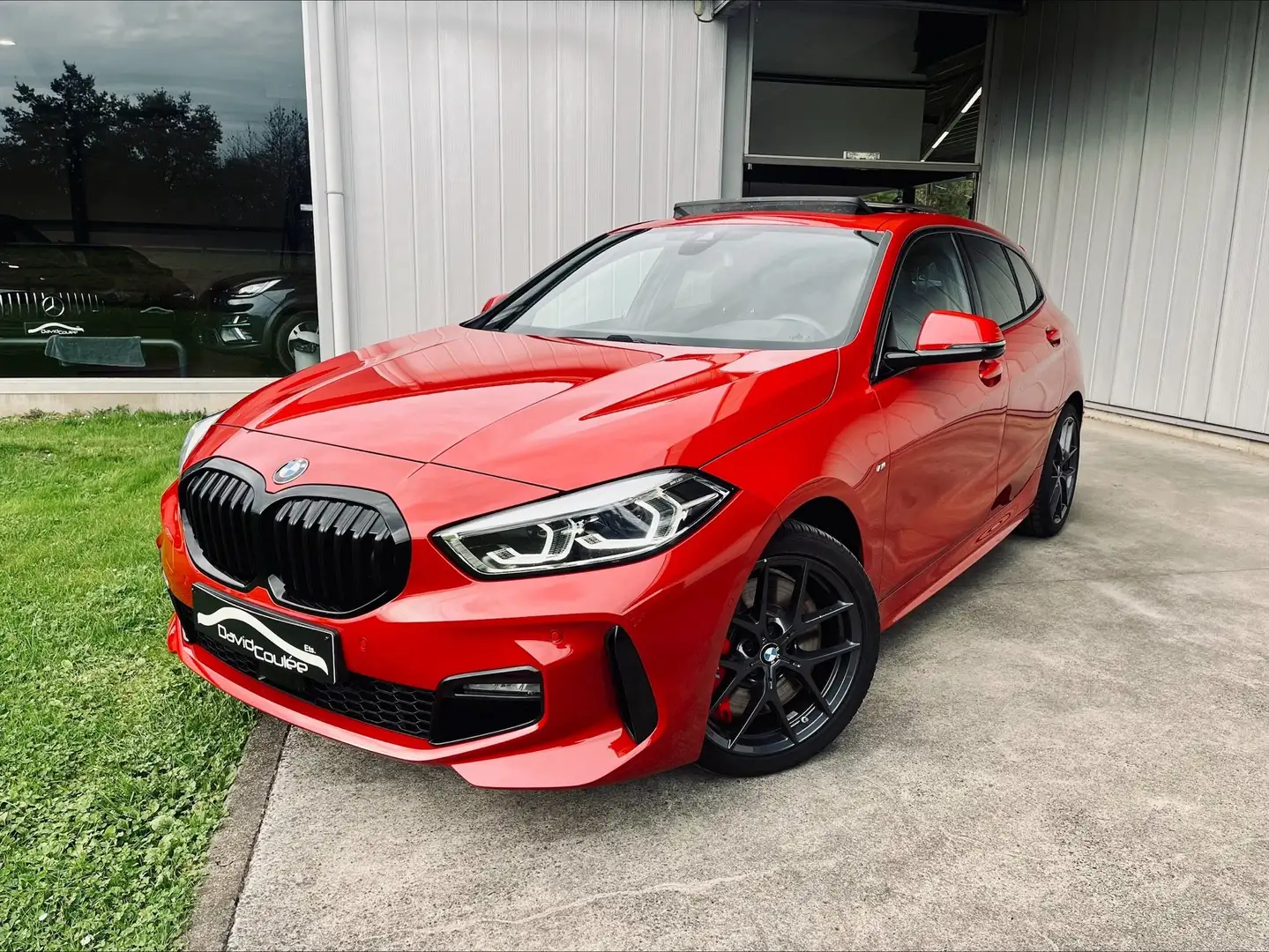 BMW 118 iA Pack M, Toit Ouvrant, Cam/PDC, Carplay, Cruise Rood - 1