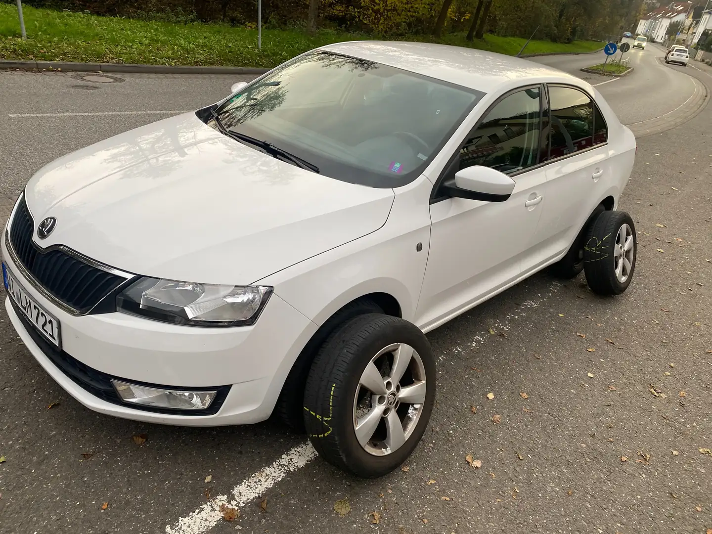 Skoda Rapid/Spaceback 1.2 TSI Ambition 1.Hd Scheckheft Tuv 4/27 u-frei Weiß - 2