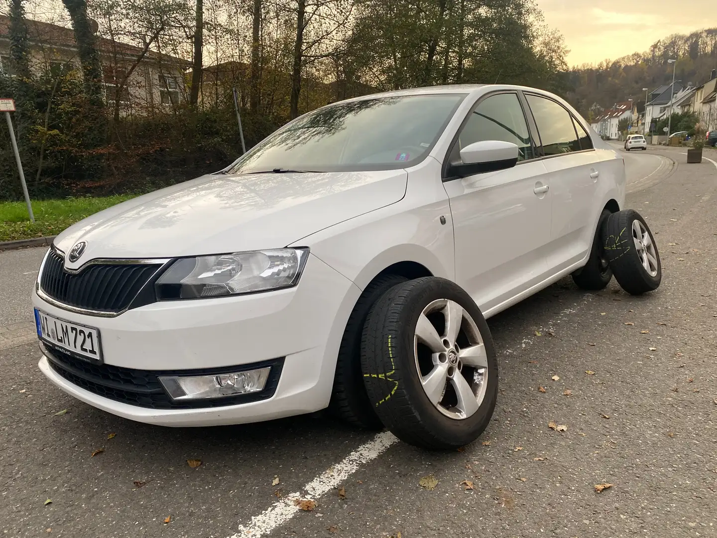 Skoda Rapid/Spaceback 1.2 TSI Ambition 1.Hd Scheckheft Tuv 4/27 u-frei Weiß - 1