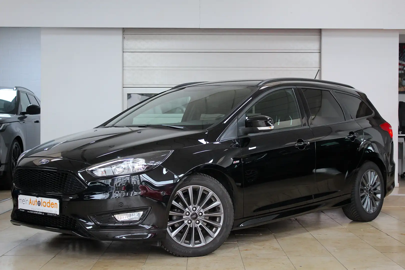 Ford Focus 1,0 ST-Line Turnier 140PS *NAVI*LED*SHZ*PARKASSIST Schwarz - 1