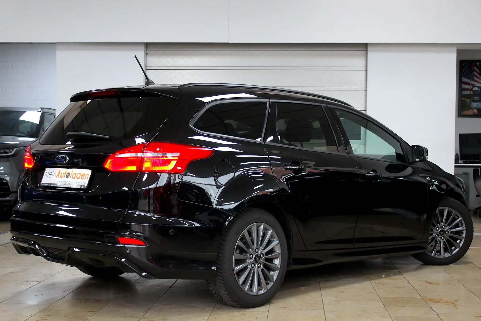 Ford Focus 1,0 ST-Line Turnier 140PS *NAVI*LED*SHZ*PARKASSIST Schwarz - 2