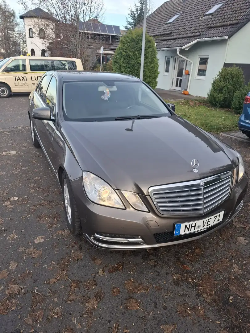 Mercedes-Benz E 220 CDI DPF BlueEFFICIENCY 7G-TRONIC Elegance Beige - 1