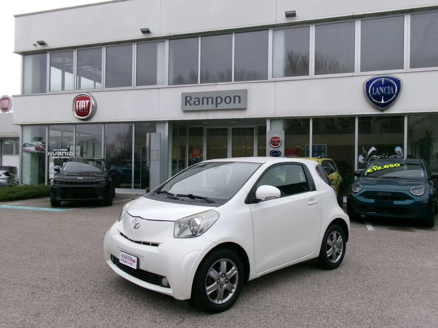 Toyota iQ 1.0 VVT-i Lounge CVT Weiß - 1