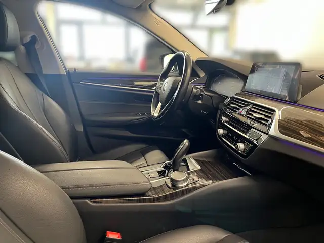 BMW 5 Series view 10