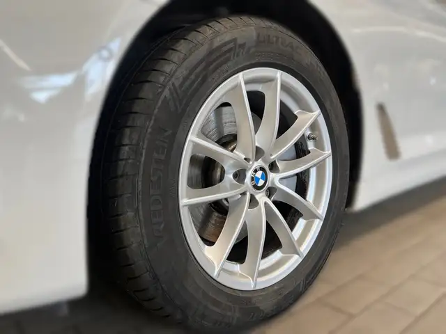 BMW 5 Series view 3