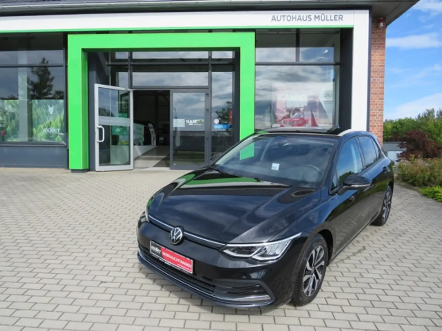 Volkswagen Golf VIII Lim. Active 1.0TSI 81kW NAVI beh. LR Negro - 2