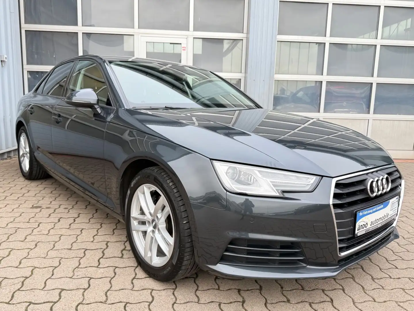 Audi A4 Lim. Automatik LED/Navi/SHZ/PDC/1-Hand Grau - 1