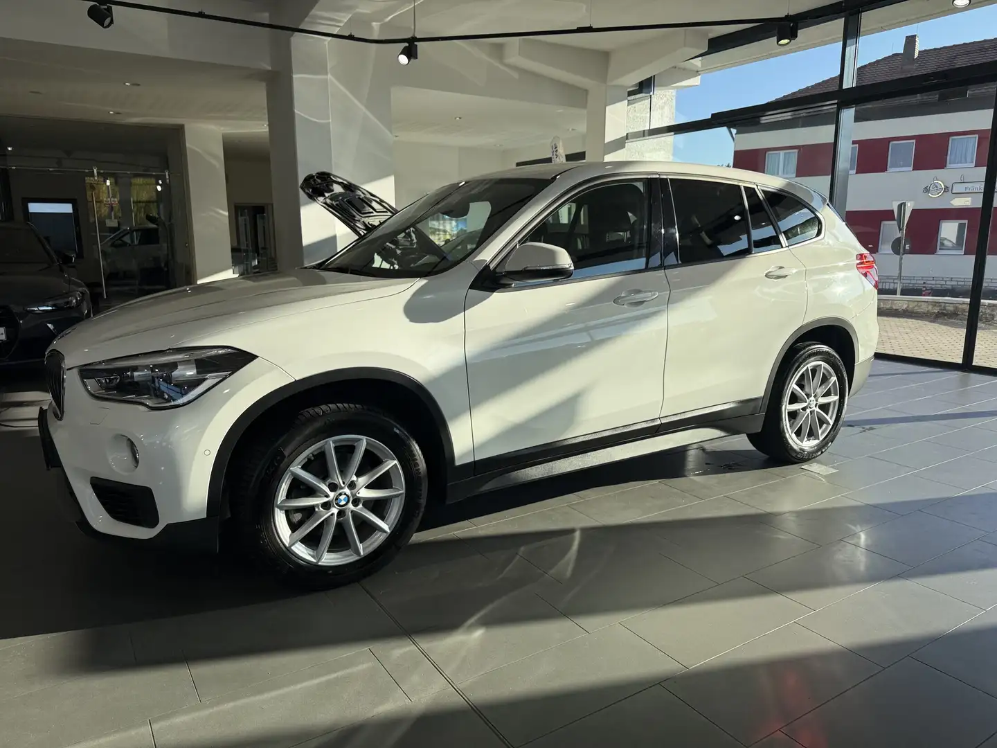 BMW X1 xDrive18d Advantage HiFi DAB LED Navi Shz Blanco - 2
