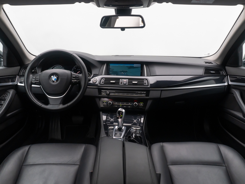 BMW 530 NaviProf GeschwindigReg PDC Bi-Xenon Leder — photo 36