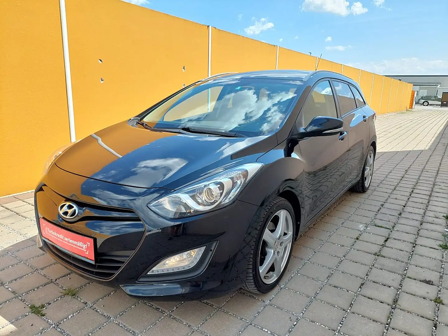 Hyundai i30 CW 1,4 CRDi Europe Plus DPF Noir - 1