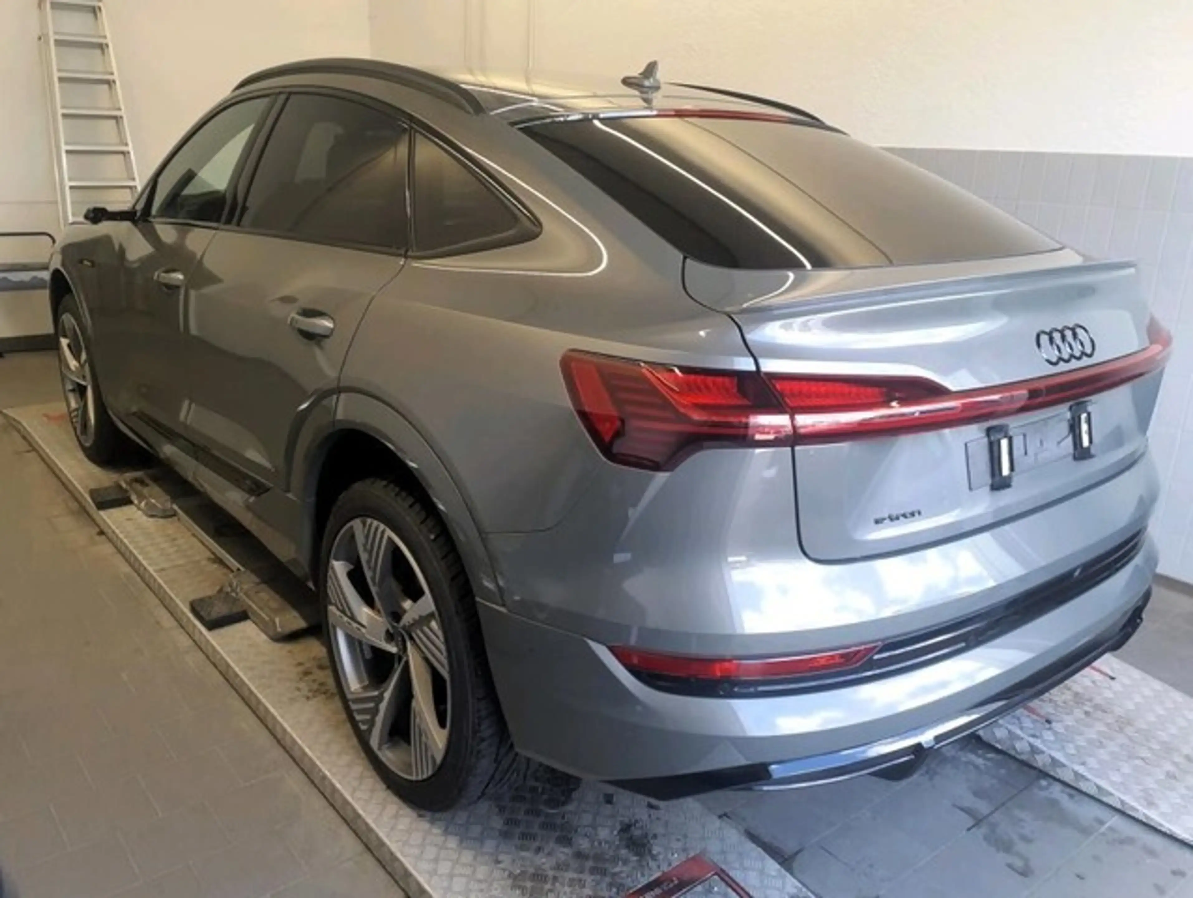 Audi e-tron Sportback 55 quattro S line black edition — photo 9