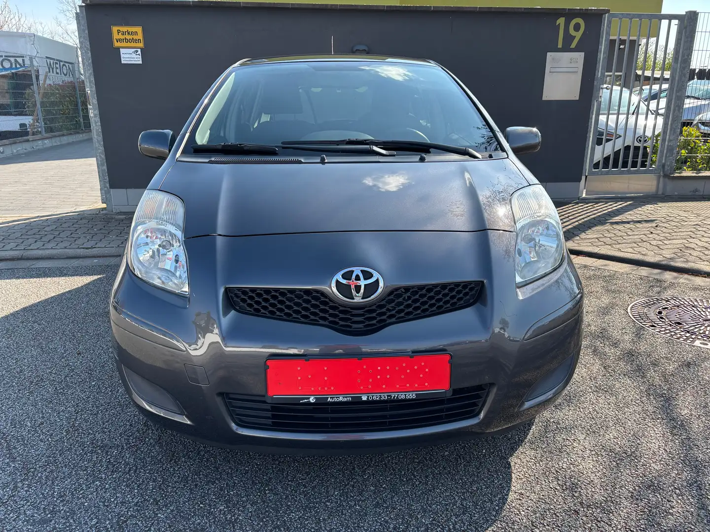 Toyota Yaris Cool Edition Gris - 2