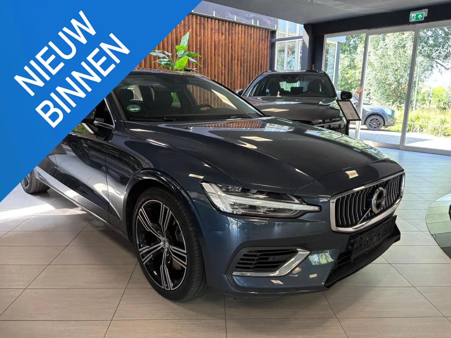 Volvo V60 2.0 T6 Recharge AWD Inscription Expression | Schui Blauw - 1