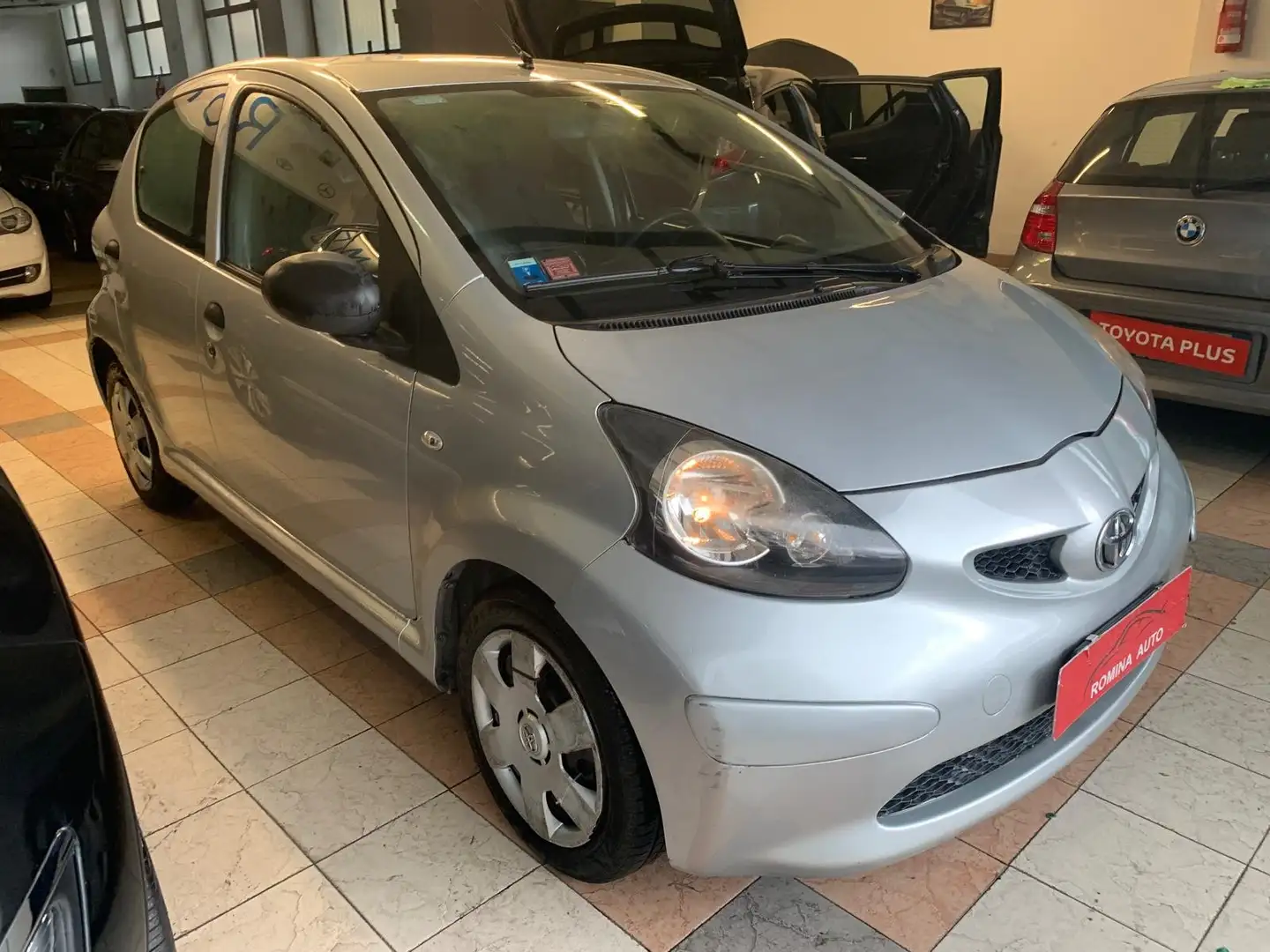Toyota Aygo Aygo I 2005 5p 1.0 Sound Grau - 1