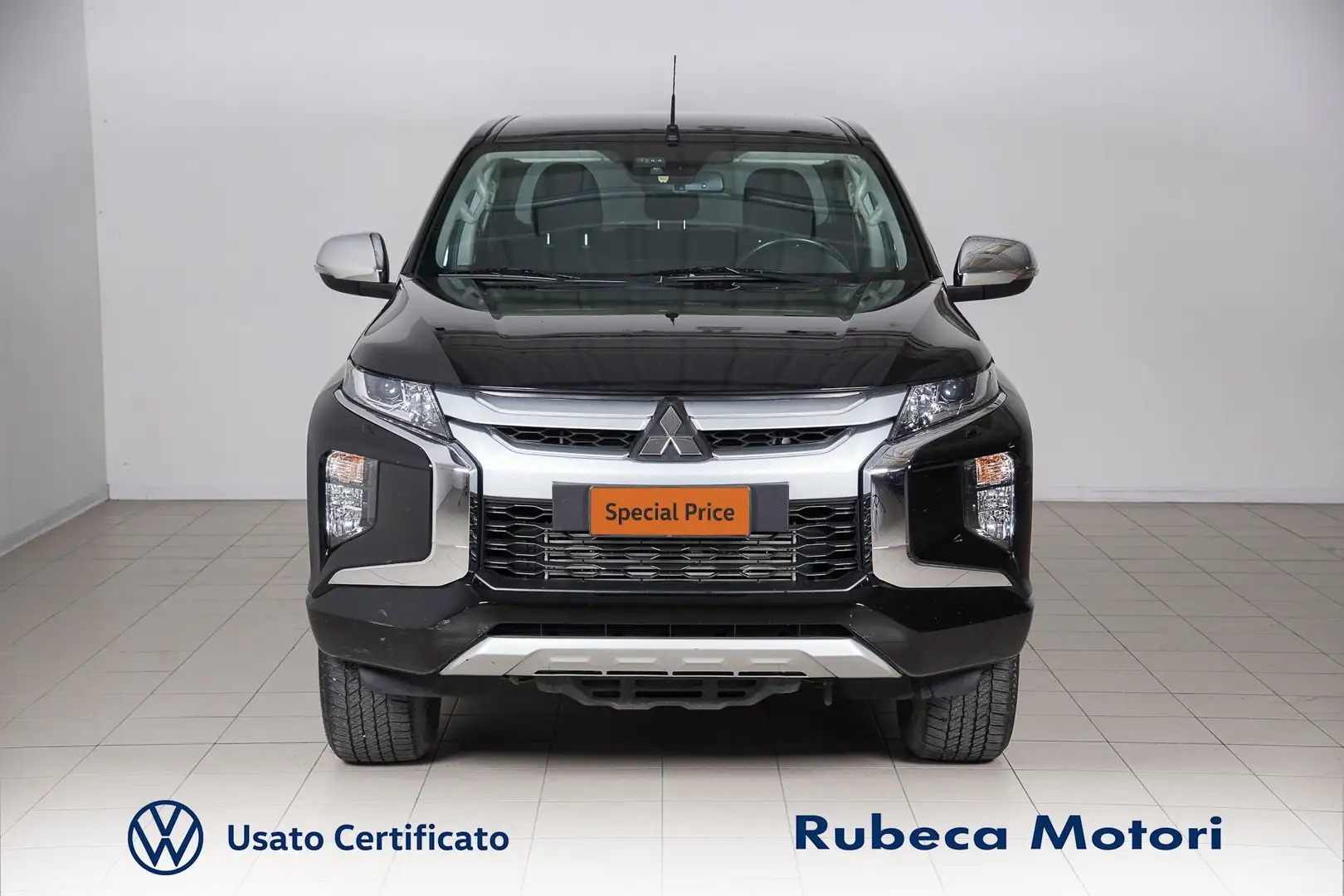 Mitsubishi L200 L200 d.cab 2.3d Hurricane 4wd 150CV Чорний - 2