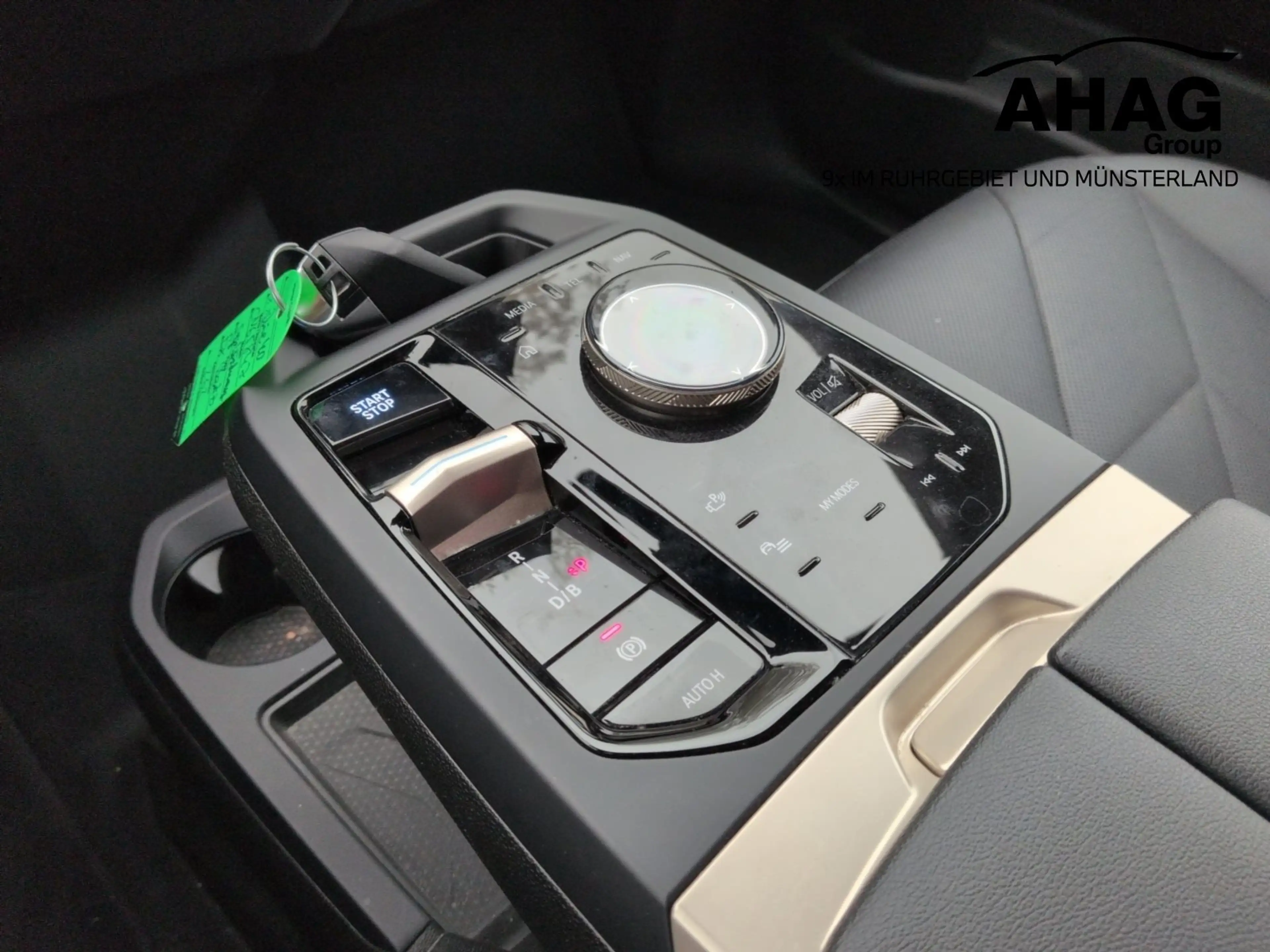 BMW iX xDrive40 — photo 10