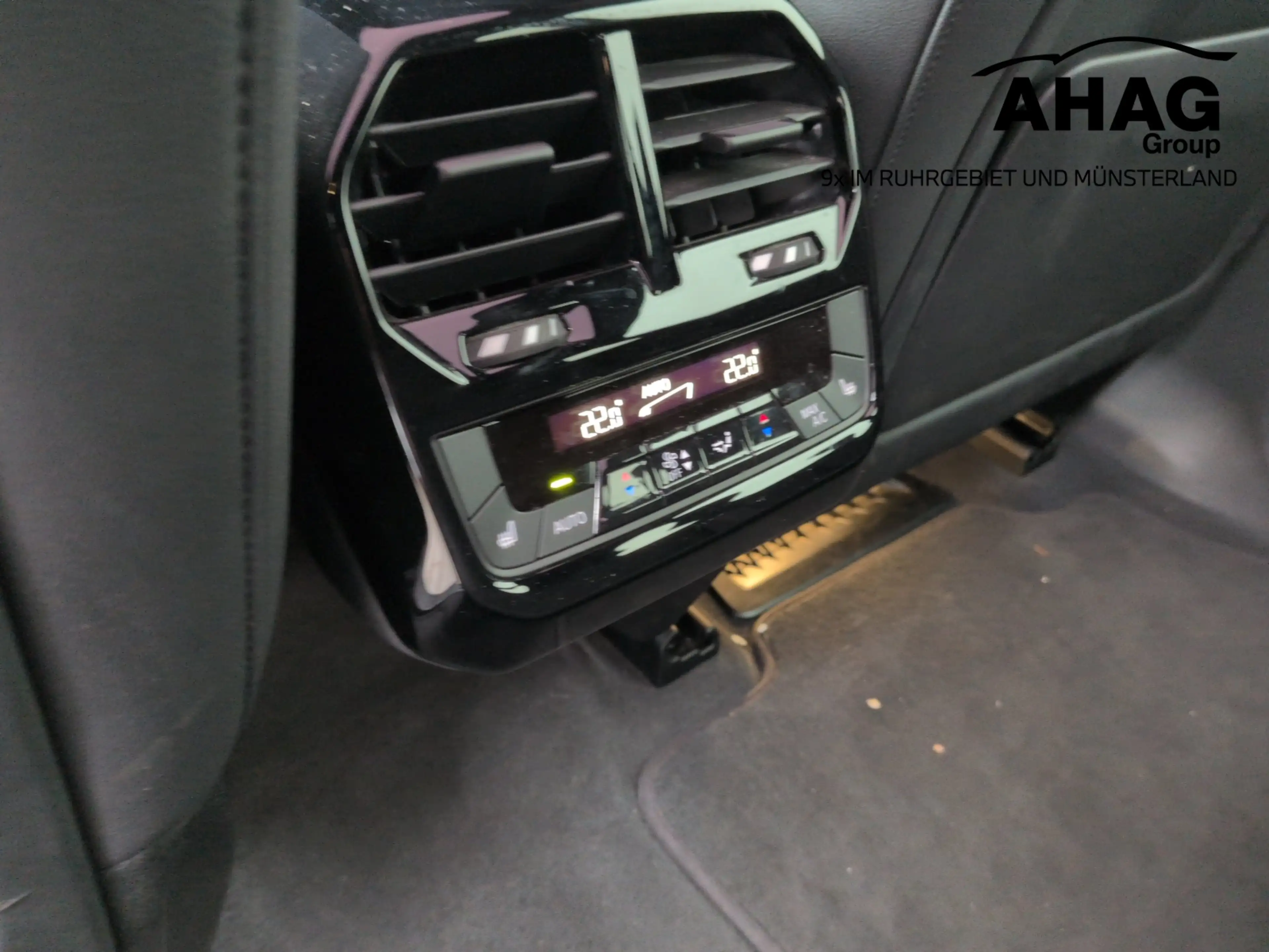 BMW iX xDrive40 — photo 13