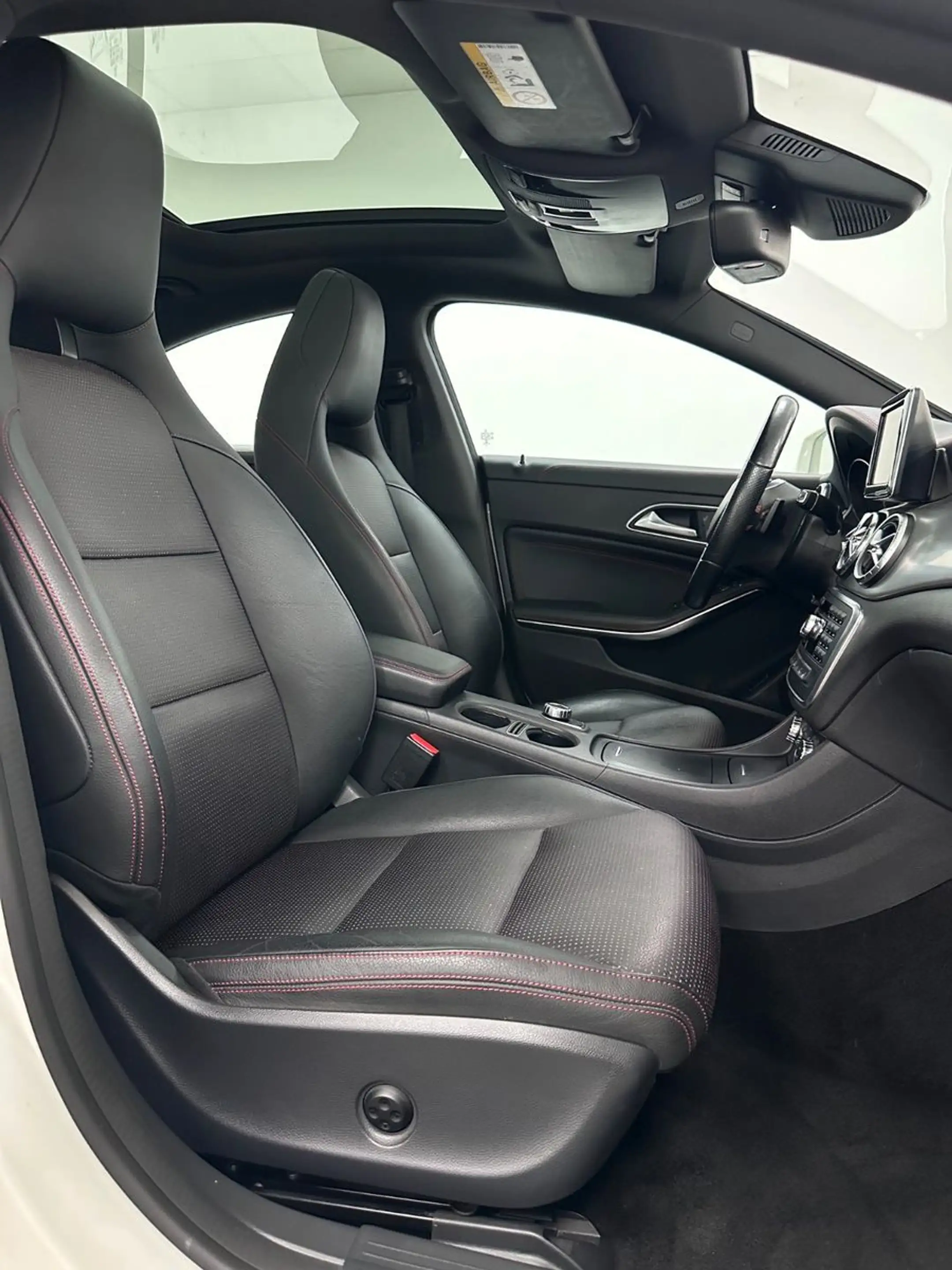 Mercedes-Benz CLA 250 AMG Line SHZ+NAVI+KAMERA+PANORAMA+EUR6 — photo 25